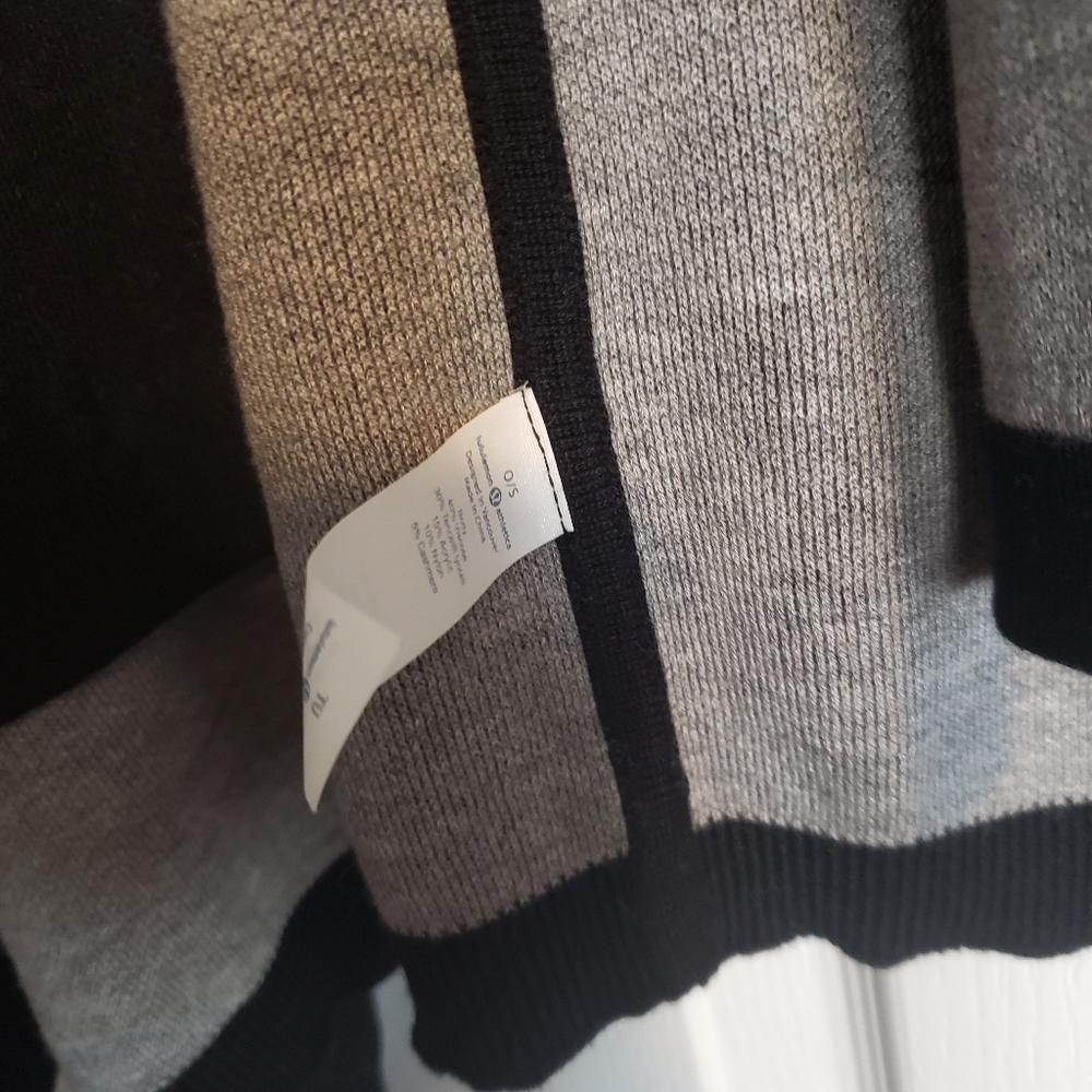 Lululemon Reversable Cape - Picture 3 of 6